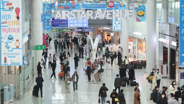 Incheon Airport Terminal 1 is crowded with passengers on Feb. 14. (Yonhap)