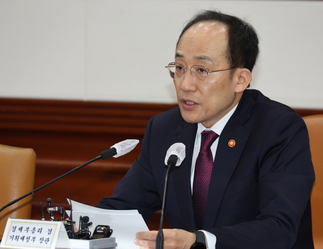 Finance Minister Choo Kyung-ho speaks during a meeting with economic ministers in Seoul on Wednesday. (Yonhap)