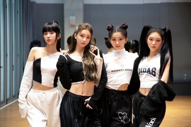 Metaverse girl group MAVE: (Metaverse Entertainment)