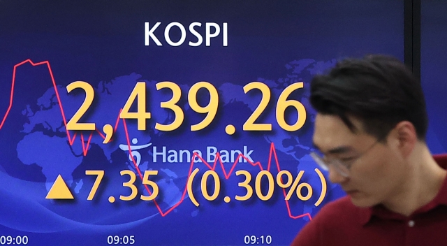 An electronic board showing the Korea Composite Stock Price Index at a dealing room of the Hana Bank headquarters in Seoul on Thursday. (Yonhap)