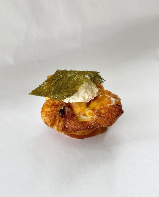 Kouign-amann with sea trumpet cream (Wonhyeongdeul)