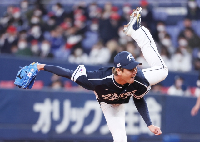 Kim Kwang-hyun of South Korea pitches against the Orix Buffaloes during an exhibition game ahead of the World Baseball Classic at Kyocera Dome Osaka in Osaka on Monday. (Yonhap)