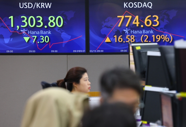 An electronic board showing the Korea Composite Stock Price Index at a dealing room of the Hana Bank headquarters in Seoul on Wednesday. (Yonhap)