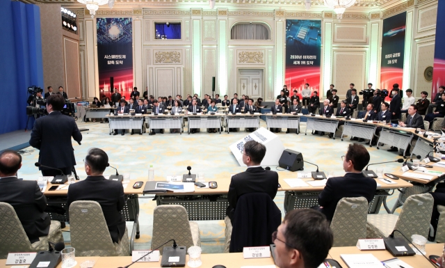 President Yoon Suk Yeol is briefed on a plan to foster national high-tech industries at a meeting attended by ministers of industry and transport on Wednesday. (Yonhap)