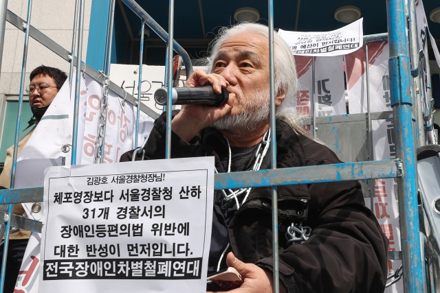 Park Kyeong-seok speaks at a press conference on Friday in front of the Seoul Metropolitan Police Agency in Jongno-gu, Seoul. (Yonhap)