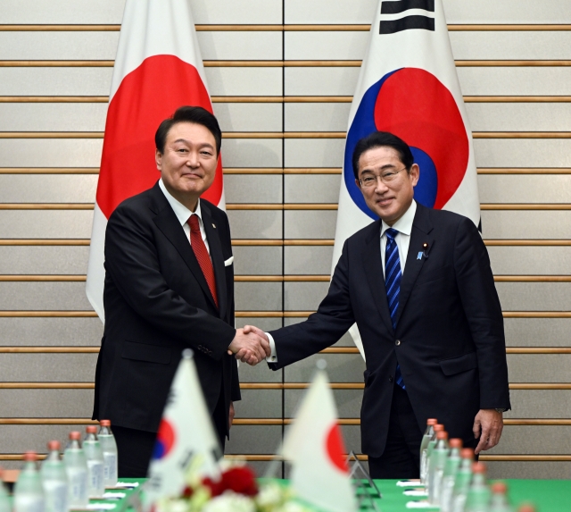 President Yoon Suk Yeol (left) and Prime Minister Fumio Kishida shake hands before talks in Tokyo, Japan on last Thursday. (Yonhap)