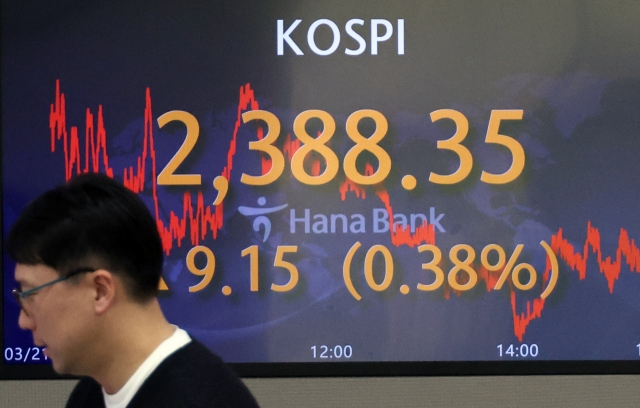 An electronic board showing the Korea Composite Stock Price Index at a dealing room of the Hana Bank headquarters in Seoul on Tuesday. (Yonhap)