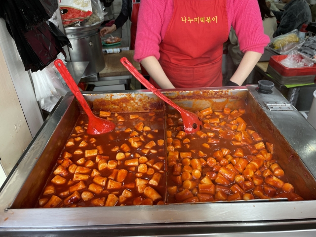 A woman cooks at Nanumi Tteokbokki. (Kim Da-sol/The Korea Herald)