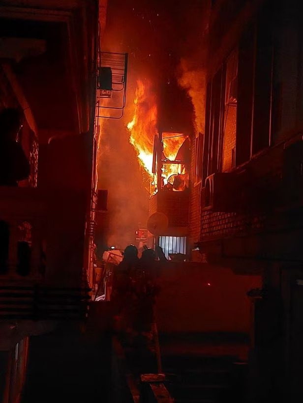 A fire breaks out early Monday in Seonbu-dong of Danwon-gu, Ansan, Gyeonggi Province. (Gyeonggi Province Fire Services)