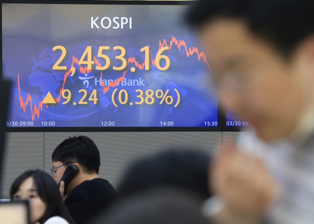 An electronic board showing the Korea Composite Stock Price Index at a dealing room of the Hana Bank headquarters in Seoul on Thursday. (Yonhap)