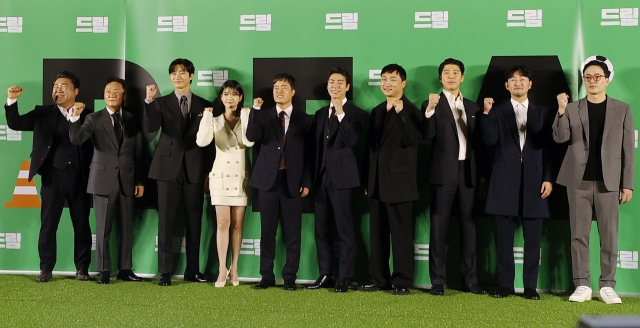 Actors “Dream” and director Lee Byeong-heon (far right) pose for a photo during a press conference held in Seoul, Thursday. (Yonhap)