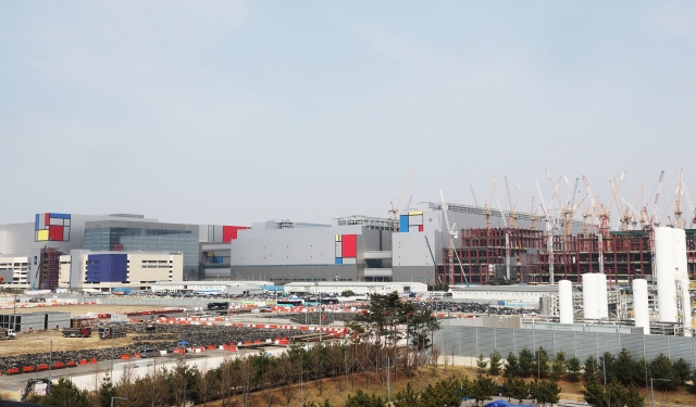 A Samsung Electronics semiconductor manufacturing plant under construction in Pyeongtaek, Gyeonggi Province, Thursday. (Yonhap)