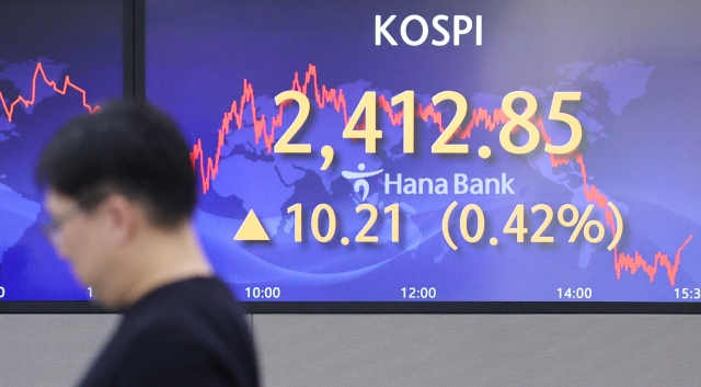 An electronic board showing the Korea Composite Stock Price Index at a dealing room of the Hana Bank headquarters in Seoul on Friday. (Yonhap)