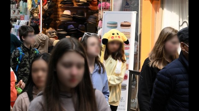 Foreign travelers are spotted in the Myeong-dong area in central Seoul, Wednesday. (Im Se-jun/The Korea Herald)