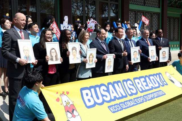 Korea Chamber of Commerce and Industry Chairman Chey Tae-won (fourth from right) and Bureau International des Expositions (BIE) officials pose for a photo with Busan Expo supporters during an event held to welcome the BIE inspection team's visit, at a hotel in Seoul on Monday. (Yonhap)