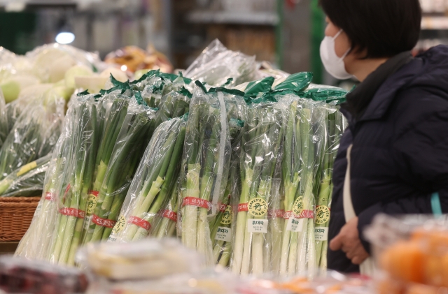 A woman buys groceries at a supermarket in Seoul on Feb. 2. (Yonhap)