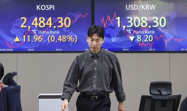 An electronic board showing the Korea Composite Stock Price Index at a dealing room of the Hana Bank headquarters in Seoul on Tuesday. (Yonhap)