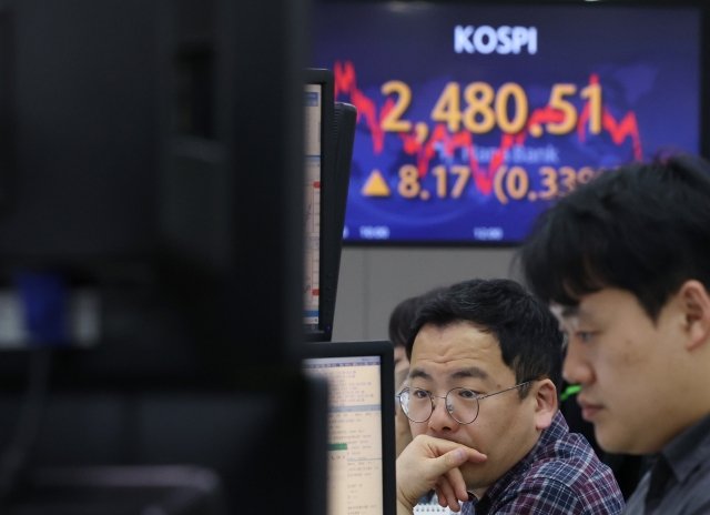 An electronic board showing the Korea Composite Stock Price Index at a dealing room of the Hana Bank headquarters in Seoul on Tuesday. (Yonhap)