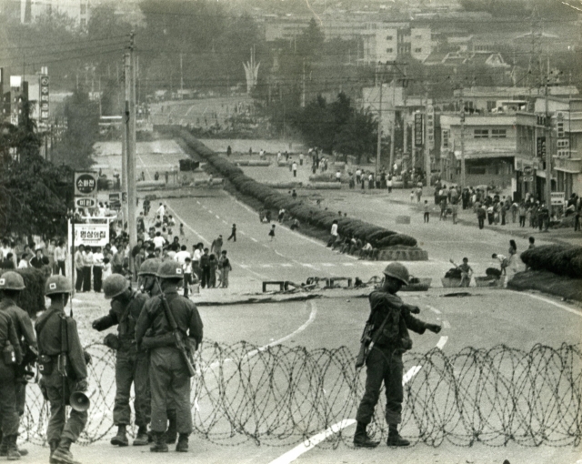 A May 23, 1980 file photo shows the military in the outskirts of Gwangju, cutting off the road leading to the city. (The Korea Herald)