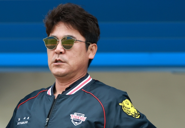 This file photo from Feb. 19 shows former Kia Tigers general manager Jang Jung-suk at an exhibition game between the South Korean national baseball team and the Tigers at Kino Sports Complex in Tucson, Arizona. (Yonhap)