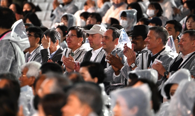 Delegates from the Bureau International des Expositions and Busan Mayor Park Heong-joon (fifth from right), attend the 