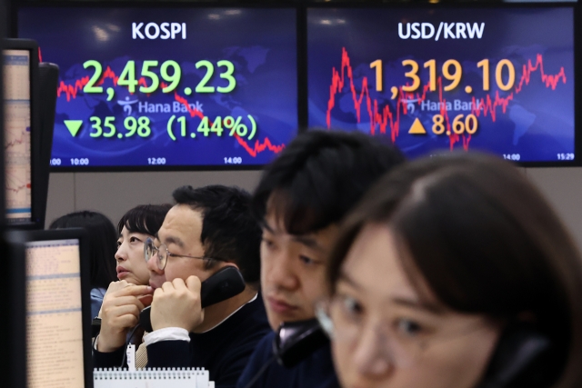 An electronic board showing the Korea Composite Stock Price Index at a dealing room of the Hana Bank headquarters in Seoul on Thursday. (Yonhap)