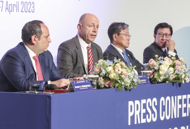 From left: BIE Secretary General Dimitri Kerkentzes; BIE Administration and Budget Committee President Patrick Specht; the Busan World Expo Bidding Committee Secretary General Yoon Sang-jik; and Busan Mayor Park Heong-joon (Yonhap)