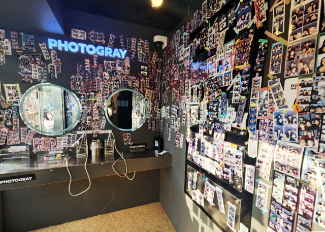 A make-up zone equipped with a flat iron and hairbrush (Choi Jae-hee / The Korea Herald)