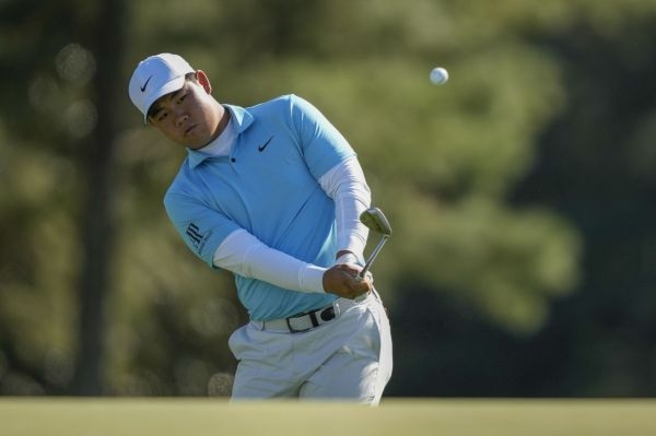 Kim Joo-hyung of South Korea chips to the 18th green during the final round of the Masters at Augusta National Golf Club in Augusta, Georgia, on Sunday. (Yonhap)