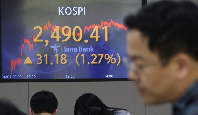 An electronic board showing the Korea Composite Stock Price Index at a dealing room of the Hana Bank headquarters in Seoul on Monday. (Yonhap)