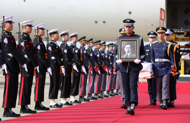 The remains of the late Korean independence fighter Hwang Ki-hwan arrive at Incheon International Airport, west of Seoul, on April 10, 2023, returning home 100 years after he died in New York in 1923. (Pool photo) (Yonhap)