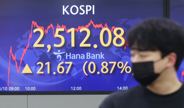 An electronic board showing the Korea Composite Stock Price Index at a dealing room of the Hana Bank headquarters in Seoul on Monday. (Yonhap)