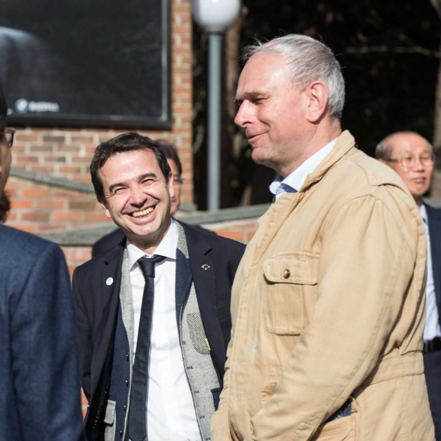 Renault Korea Motors CEO Stephane Deblaise (left) is pictured with French photographer Thomas Goisque during the opening ceremony of a photo exhibition held at the France Art Space in Busan, Monday. (Renault Korea Motors)