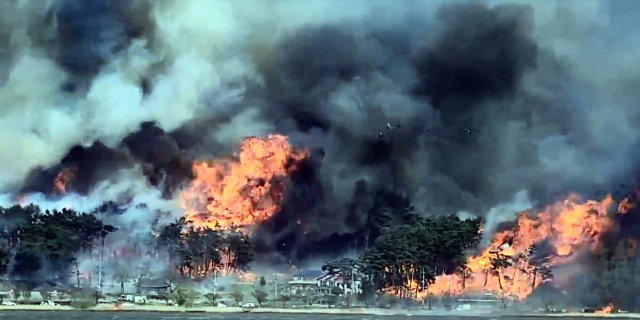 A mountain in Gangneung, Gangwon Province, is on fire, Tuesday. (Yonhap)