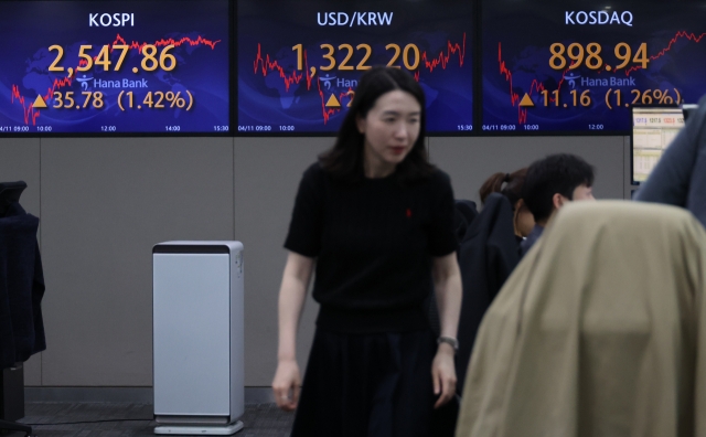 An electronic board showing the Korea Composite Stock Price Index at a dealing room of the Hana Bank headquarters in Seoul on Tuesday. (Yonhap)