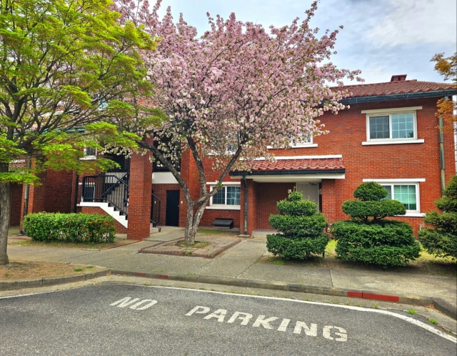 A red brick townhouse in Black Hawk Village, a former residential compound for US military officers at the southeastern tip of Yongsan Garrison (Choi Jae-hee / The Korea Herald)