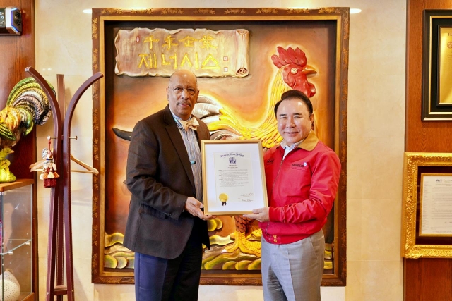 Genesis BBQ Group Chairman Yoon Hong-geun (right) poses for a photo with New Jersey Sen. Gordon Johnson, in Seoul, Wednesday. (Genesis BBQ)