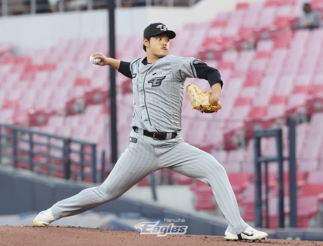 Hanwha Eagles starter Moon Dong-ju pitches against the Kia Tigers during a Korea Baseball Organization regular season game at Gwangju-Kia Champions Field in Gwangju, some 270 kilometers south of Seoul, on Wednesday (Eagles)