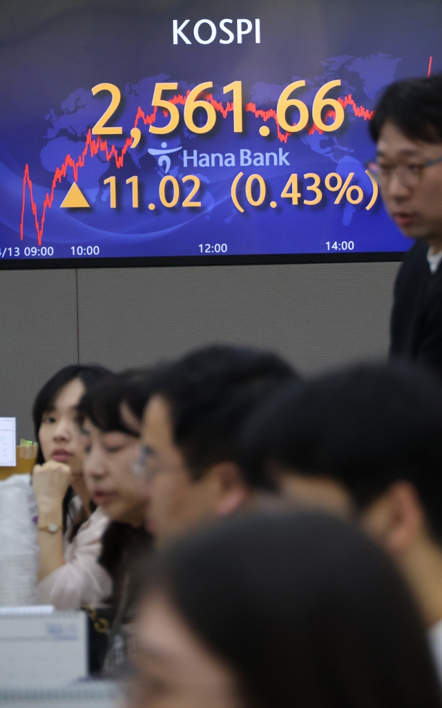 An electronic board showing the Korea Composite Stock Price Index at a dealing room of the Hana Bank headquarters in Seoul on Thursday. (Yonhap)