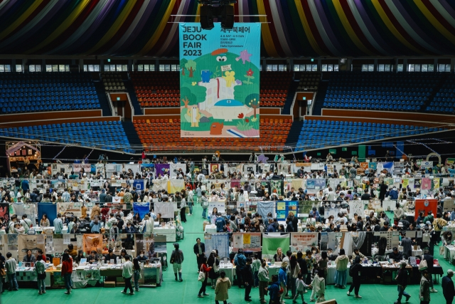 Visitors attend the Jeju Book Fair held at Halla Gymnasium on Jeju Island, April 8-9. (Tamna Library)