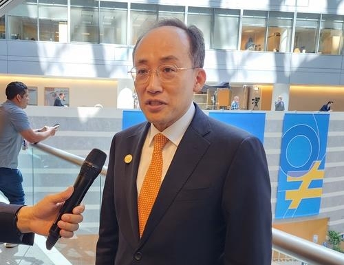 Finance Minister Choo Kyung-ho speaks to reporters in Washington on Thursday. (Yonhap)