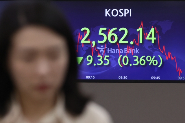 An electronic board showing the Korea Composite Stock Price Index at a dealing room of the Hana Bank headquarters in Seoul on Tuesday. (Yonhap)