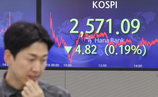 An electronic board showing the Korea Composite Stock Price Index at a dealing room of the Hana Bank headquarters in Seoul on Tuesday. (Yonhap)