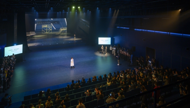 The Super Stage, created by opening up and joining the Blue Box (foreground) and the Grand Theater (back) (Copyright Shephotoerd Co. Photography, courtesy of OMA)