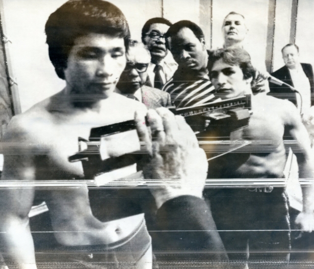 Challenger Kim Duk-goo is weighed at the official weigh-in prior to the bout against the defending champion, Ray Mancini, which was held on Nov. 13, 1982 in Las Vegas. (The Korea Herald)