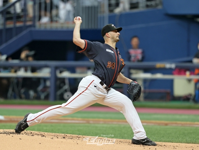 Hanwha Eagles starter Burch Smith pitches against the Kiwoom Heroes during a Korea Baseball Organization regular season game at Gocheok Sky Dome in Seoul on April 1. (Hanwha Eagles)