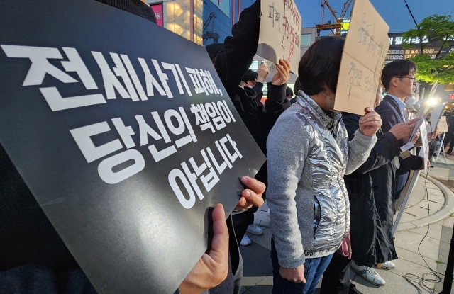 Rental scam victims call for government remedies during their rally in Incheon, 27 kilometers west of Seoul, on Tuesday. (Yonhap)