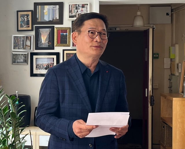 Song Young-gil, the former leader of the main opposition Democratic Party of Korea, speaks at a press conference in Paris, Saturday. (Yonhap)