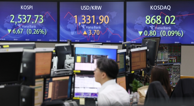 An electronic board showing the Korea Composite Stock Price Index at a dealing room of the Hana Bank headquarters in Seoul on Monday. (Yonhap)