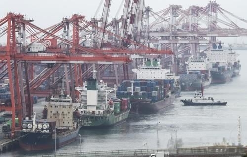 This photo taken March 21, shows a port in the southeastern city of Busan. (Yonhap)